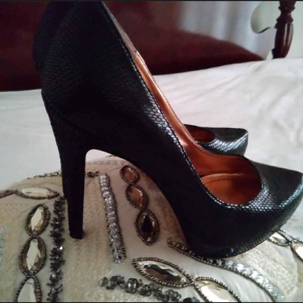 BCBG pumps
